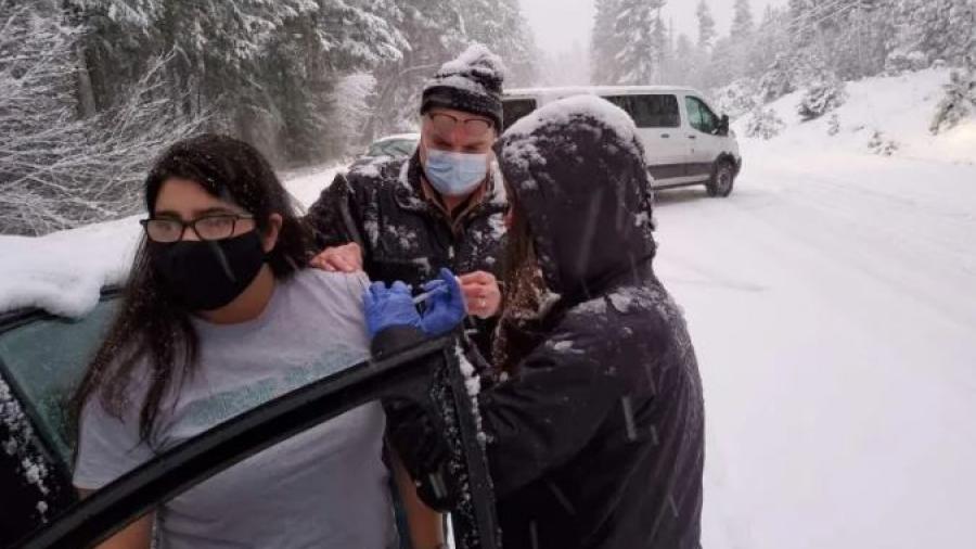  Médicos en Oregon se quedan varados por tormenta de nieve y aprovechan a vacunar a conductores 