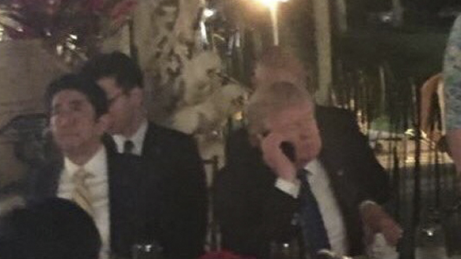 Trump coordina respuesta sobre misil coreano en medio de una cena