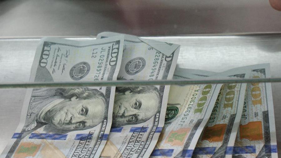 Dólar se vende en 21.97 pesos en el AICM
