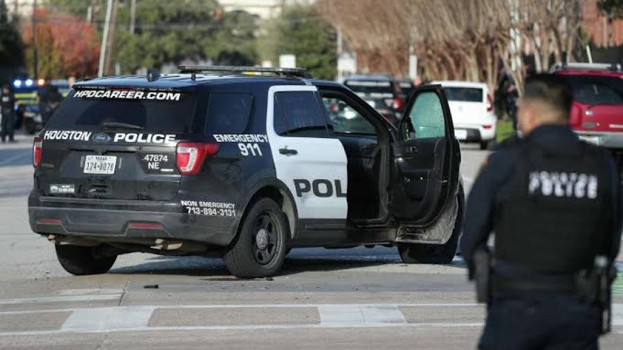 Tres policías heridos en Houston tras persecución y tiroteo