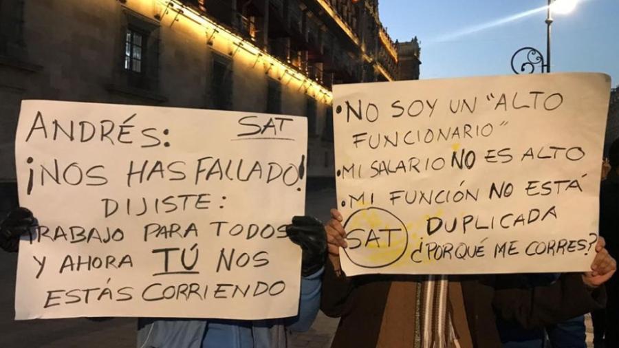 Empleados del SAT protestan por despidos en Palacio Nacional
