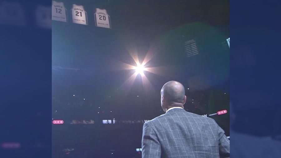 Manu Ginóbili brilla en la ceremonia de los Spurs para retirar su camiseta