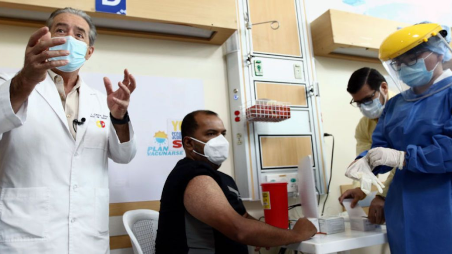 Piden salida de Ministro de Salud de Ecuador por vacunar contra el COVID-19 a su familia