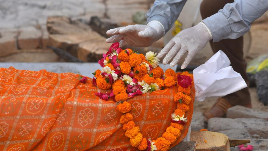 India registra más 4 mil 500 muertes por covid en un día