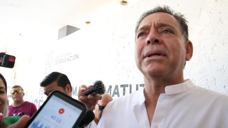 Acude a votar Eugenio Hernández