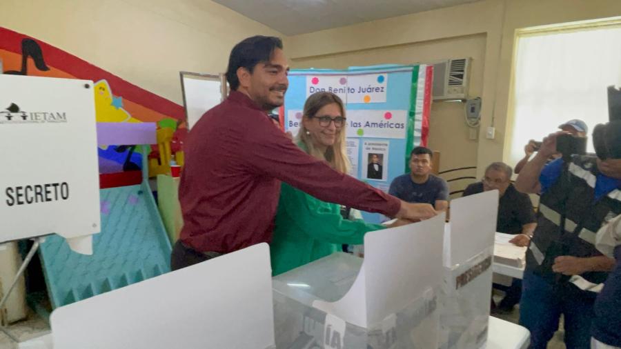 Emiten su voto candidatos, Carlos Peña Ortiz y Maki Ortiz Domínguez