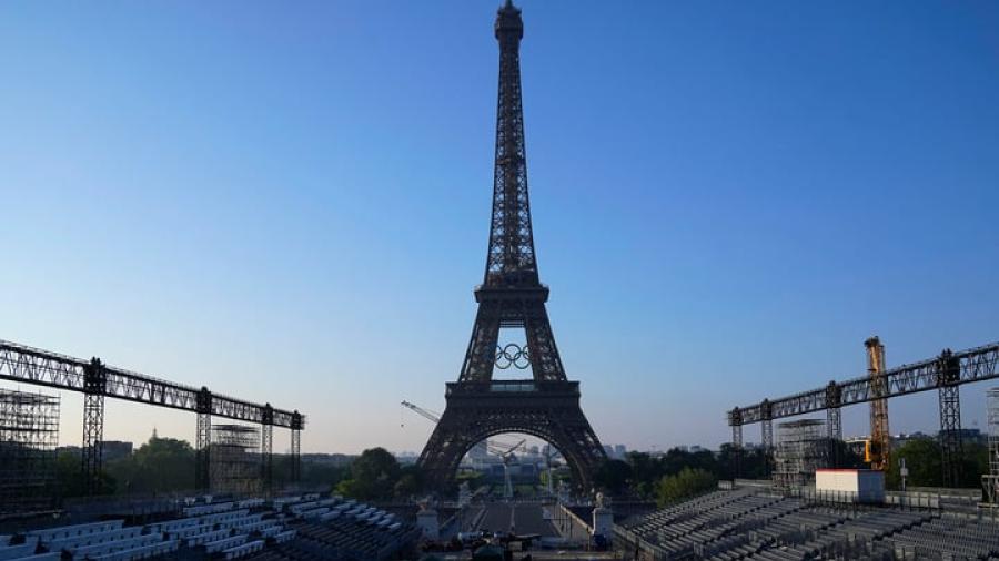 Torre Eiffel se engalana con los anillos olímpicos, así luce