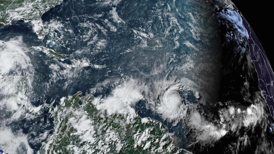 Huracán Beryl azota el sureste del Caribe como una poderosa tormenta de categoría 4