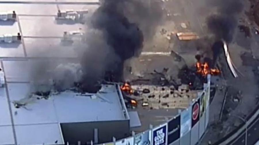 Avioneta se estrella contra centro comercial en Australia