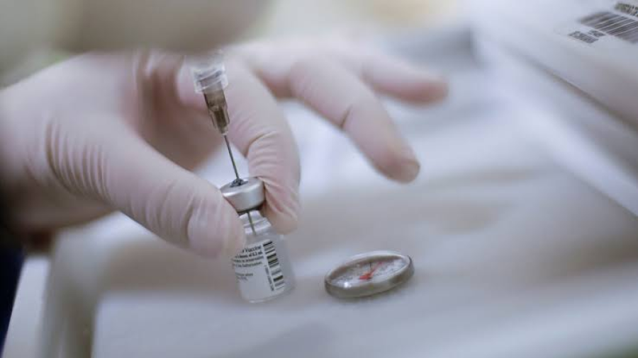 Cofepris libera primer lote de vacunas de AstraZeneca envasadas en México