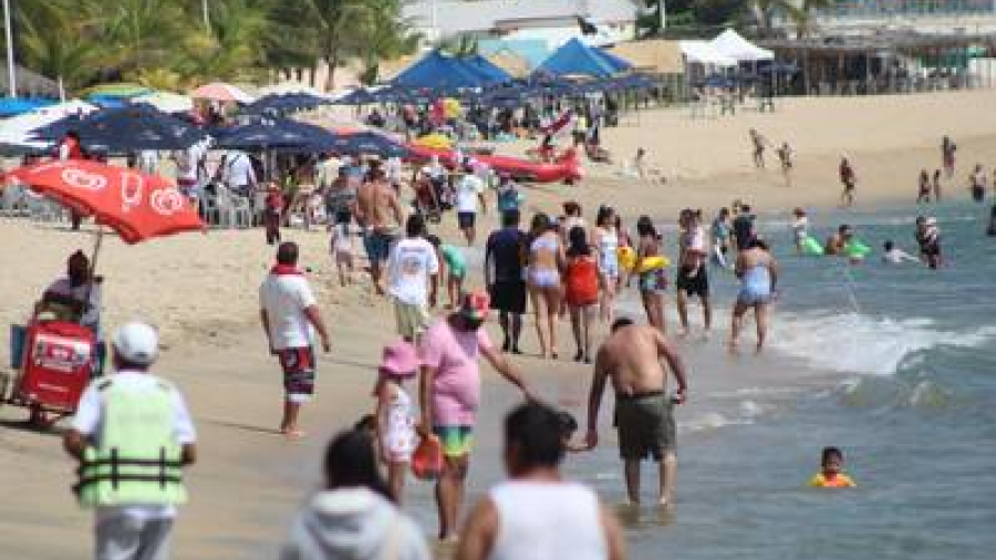 Pese a aumento de casos Covid, playas de Acapulco se llenan de turistas