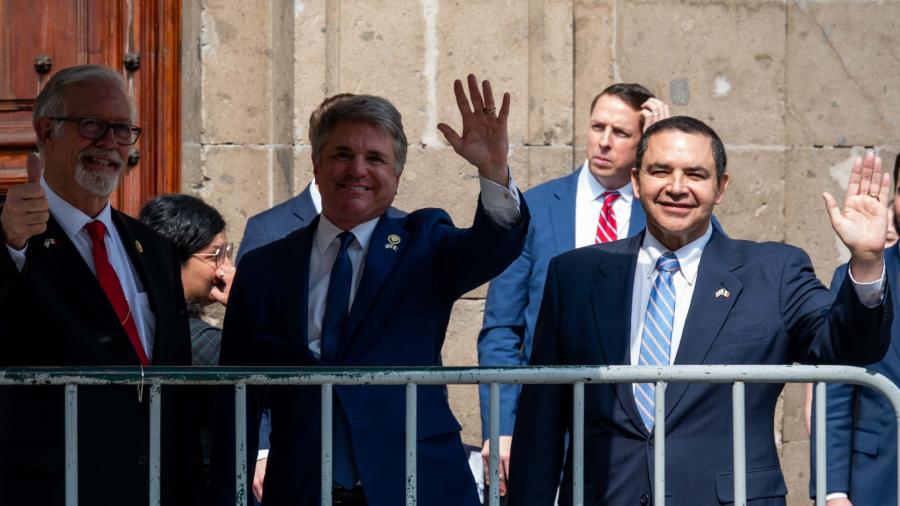 Se reúnen congresistas texanos con AMLO en Palacio Nacional