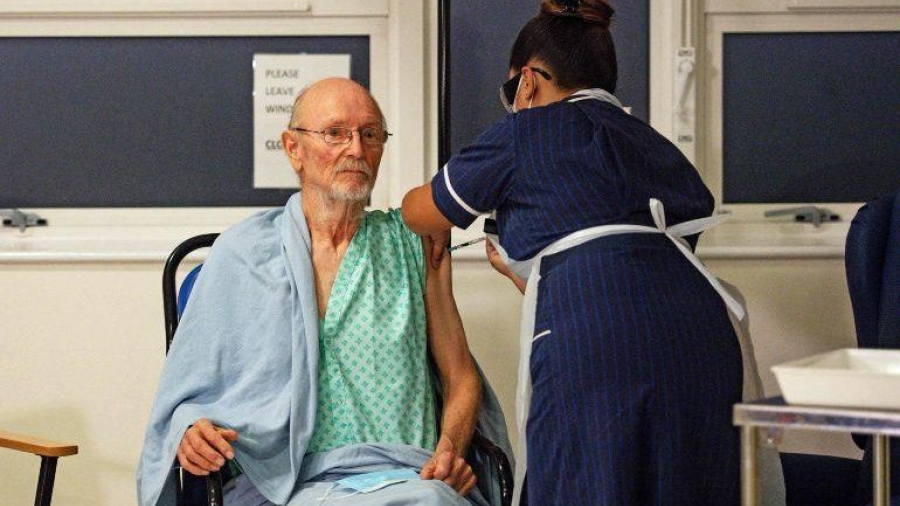 Fallece el primer hombre en recibir la vacuna contra COVID-19 en Reino Unido