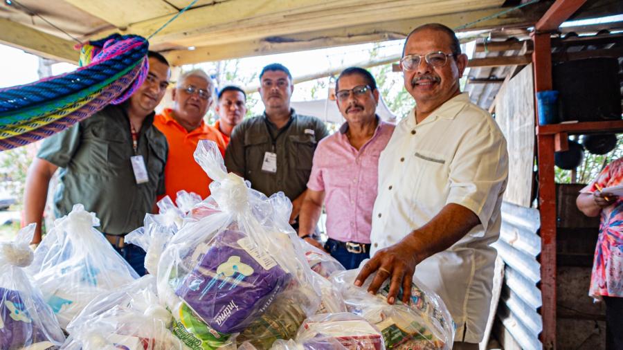 Entrega gobierno de Matamoros apoyos alimentarios a familias de pescadores 