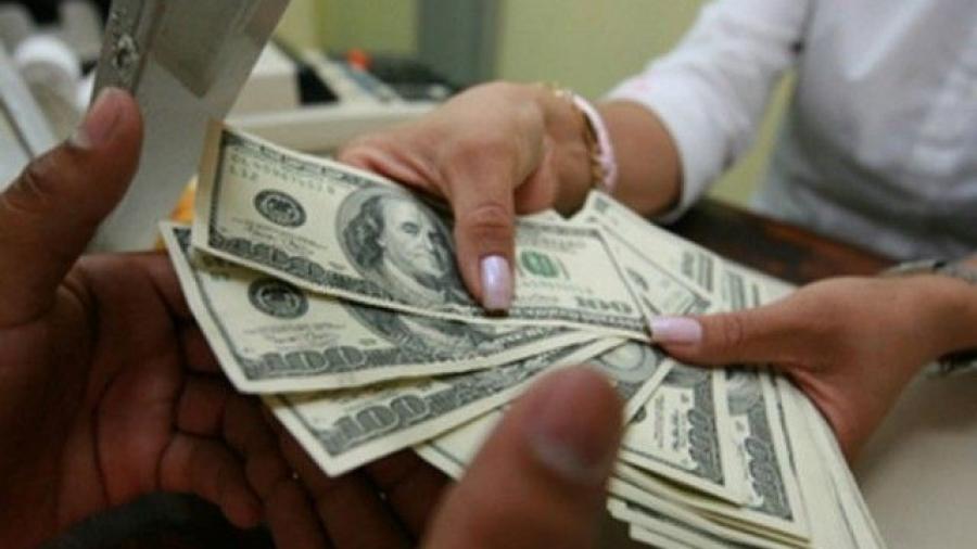 Dólar inicia a la venta en 17.95 pesos en casas de cambio 