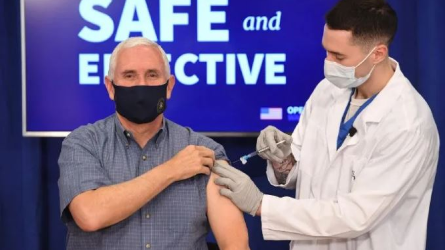 Mike Pence se vacuna en público para generar confianza