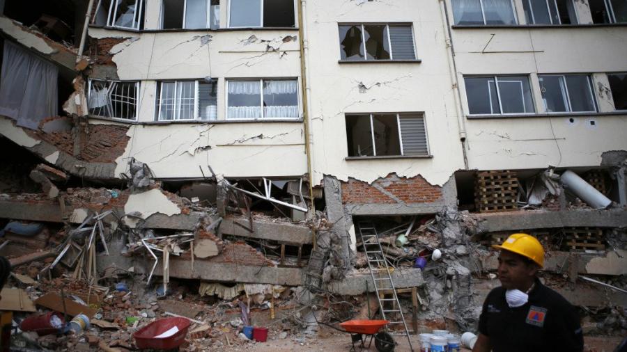 Sube a 324 la cifra de fallecidos por sismo en México