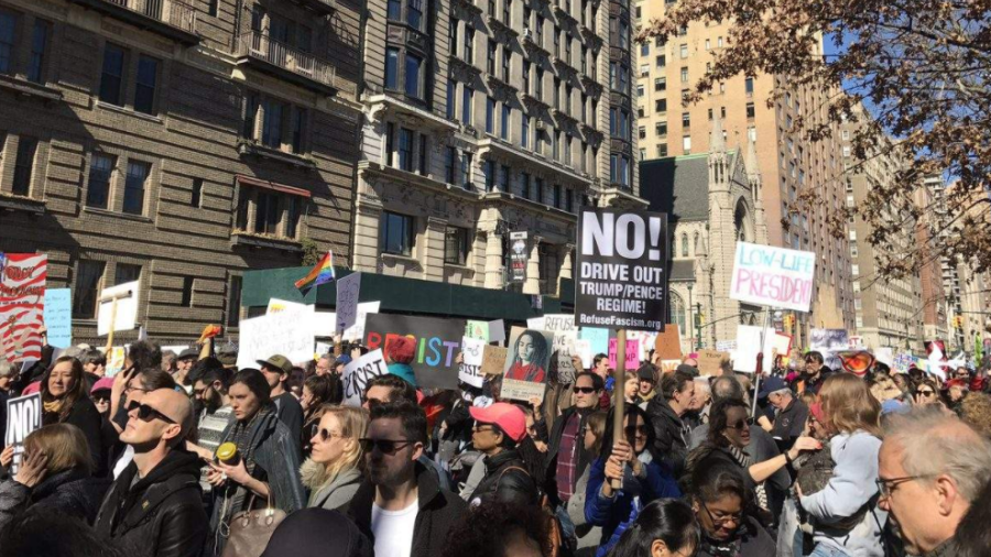 '¡No es mi presidente!', gritan en Nueva York y Los Ángeles contra Trump