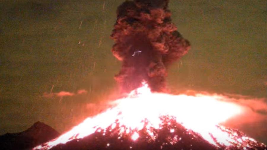 Se registra explosión incandescente en volcán de Colima